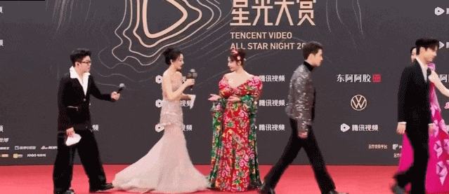 女星个个风情万种却被29岁三线小花抢风头J9真人游戏第一品牌澳门这一天内娱一线(图3)