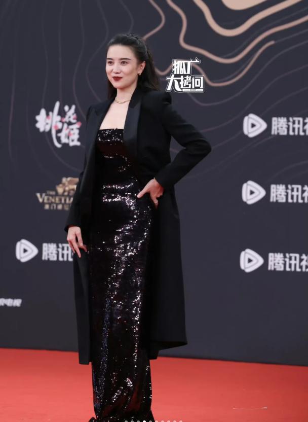 女星个个风情万种却被29岁三线小花抢风头J9真人游戏第一品牌澳门这一天内娱一线(图6)