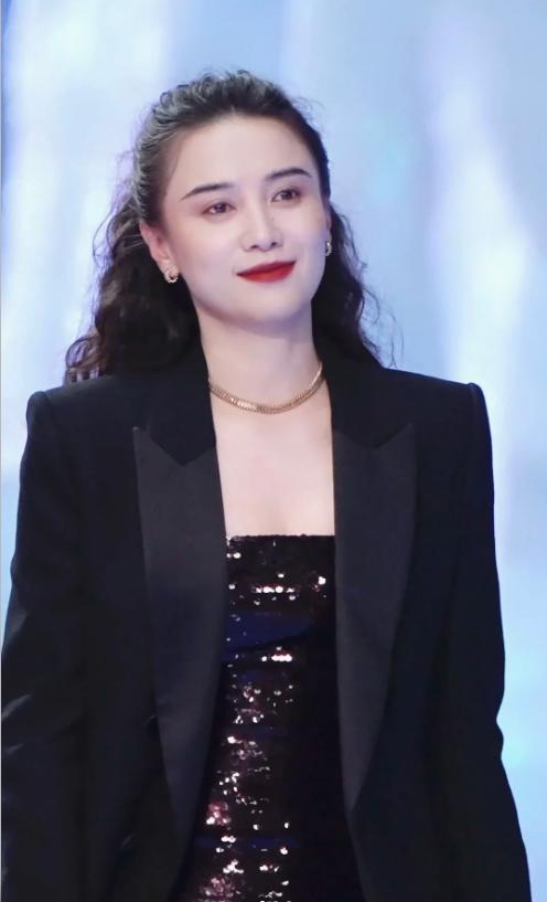 女星个个风情万种却被29岁三线小花抢风头J9真人游戏第一品牌澳门这一天内娱一线(图10)