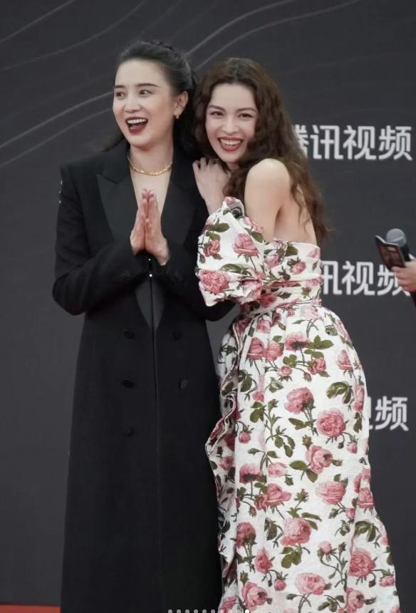女星个个风情万种却被29岁三线小花抢风头J9真人游戏第一品牌澳门这一天内娱一线(图17)