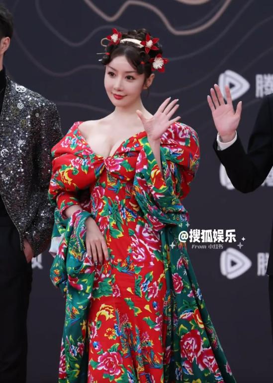 女星个个风情万种却被29岁三线小花抢风头J9真人游戏第一品牌澳门这一天内娱一线(图23)