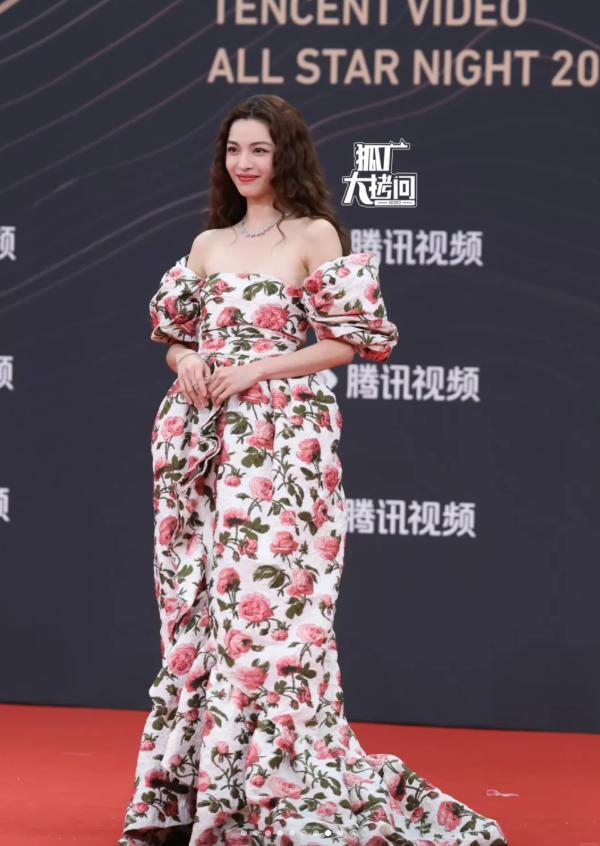 女星个个风情万种却被29岁三线小花抢风头J9真人游戏第一品牌澳门这一天内娱一线(图31)