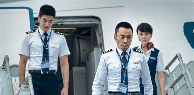 人的手臂148人命悬一线机长机智应对J9国际网站空中惊魂：飞机窗外出现
